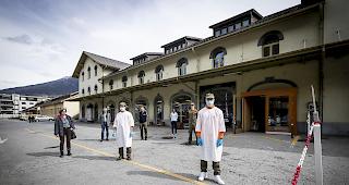 Vor dem ambulanten Abklärungszentrum in Brig-Glis. Dr. Monique Lehky Hagen, Dr. René Blumenthal, Adrian Zenklusen vom Zivilschutz in Schutzkleidung, Zivilschutzkommandant Silvan Lorenz, Dr. Christine Baumann, Simon Karlen und Alessandro Walker (von links) mit dem nötigen Abstand.