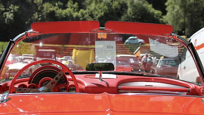 Über Jahre überliess ein Oberwalliser Garagist einem befreundeten Oldtimer-Besitzer Händlerschilder. Somit konnte dieser eine ordentliche Anmeldung seiner Fahrzeuge umgehen. Jetzt kassierten sowohl der Autohändler als auch der Oldtimer-Besitzer Geldstrafen und Bussen.