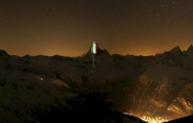 Das Thema der Projektionen am Matterhorn vom Samstag ist Italien – das Land in Europa, das am stärksten von der Coronavirus-Pandemie betroffen ist und direkt hinter dem Schweizer Wahrzeichen liegt.