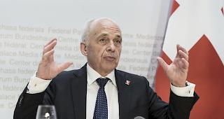 Seit Donnerstag vergeben die Banken Firmen Kredite, die durch B&uuml;rgschaften des Bundes in der H&ouml;he von 20 Milliarden garantiert sind. Ueli Maurers Fazit nach den ersten Tagen: &laquo;Es funktioniert.&raquo;