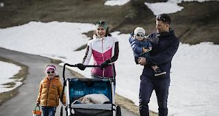 Familienzeit. Malena, Marion, Andrin und Sebastian M&uuml;ller unterwegs in Obergesteln.