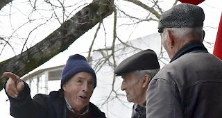 Nicht mehr so. &Auml;ltere M&auml;nner in &laquo;Vor-Corona-Zeiten&raquo; beim Dorfen: Jetzt sollten sie zuhause bleiben.