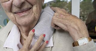 Im Kanton Neuenburg sind zw&ouml;lf Alters- und Pflegeheime vom Coronavirus betroffen.Trotz Besuchsverboten und verst&auml;rkter Schutzmassnahmen wurden 24 Heimbewohner und 46 Mitarbeitende positiv getestet.