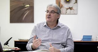 Extraschichten. Peter Kalbermatten, Chef der Dienststelle f&uuml;r Industrie, Handel und Arbeit, und seine Mitarbeiter werden mit Kurzarbeitsgesuchen eingedeckt.