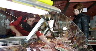 J&uuml;ngere &uuml;bernehmen die Eink&auml;ufe der &auml;lteren Kundschaft. Das Konsumverhalten der j&uuml;ngeren Generation sei jedoch ein wenig anders, sagt Metzger Willy Stocker. (Symbolbild)