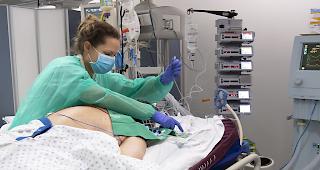 Notfallstation mit einem Coronavirus-Patient im Lausanner Universit&auml;tsspital Chuv. Die Ansteckungsrate bel&auml;uft sich in der Schweiz auf 236 F&auml;lle pro 100'000 Einwohner.