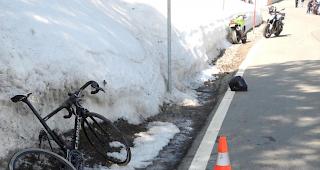 Allein im Kanton Schwyz sind mehrere Motorradunf&auml;lle registriert worden. Unter anderem kam es auf der Ibergeregg zu einer Kollision eines Motorradfahrers mit einem Rennvelofahrer.