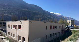 Asylheim Visp. Die Aufteilung der R&auml;umlichkeiten und der vorhandene Platz im Innern sowie im Freien sind laut Staatsr&auml;tin
Esther Waeber-Kalbermatten nicht ideal.