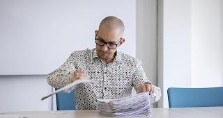 Stapelweise. Die Arbeitslosenkassen haben derzeit alle H&auml;nde voll zu tun.