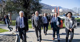 Ortsschau. Spital-Wallis-Pr&auml;sident Dominique Arlettaz mit Bundesrat Alain Berset sowie den Walliser Staatsratsmitgliedern Roberto Schmidt und Esther Waeber-Kalbermatten (von links) auf dem Spitalgel&auml;nde von Sitten.