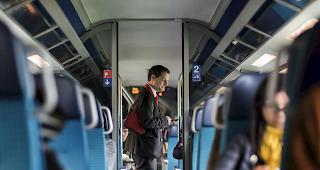 Viele öV-Benützende haben derzeit ihre GA storniert. Der Branche entgehen nach eigenen Angaben insgesamt jeden Monat rund 500 Millionen Franken an Erträgen.