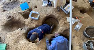 Die arch&auml;ologischen Arbeiten kosten Bund und Kanton knapp acht Millionen Franken. (Bild: Arch&auml;ologen graben in Naters Pfostenl&ouml;cher aus.)