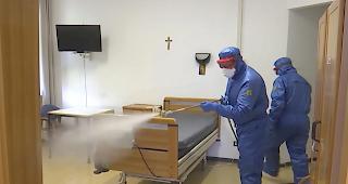 Vorwürfe gegen Altersheime und Kliniken in Italien. (Symbolbild: Mitarbeiter des russischen Verteidigungsministeriums desinfizieren ein Altersheim in Bergamo.)