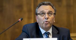 Wirtschaftshilfe. Regierungspr&auml;sident Roberto Schmidt. 