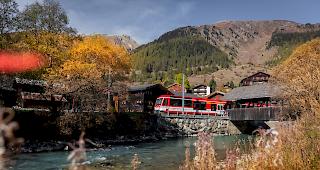 Der Ertrag vor Abgeltungen im regionalen Personenverkehr erh&ouml;hte sich um 9,3 Prozent auf 60 Millionen Franken. (Bild: Holzbr&uuml;cke in Reckingen)