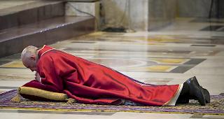 Papst fast alleine beim Abendmahl. Für die Pilger wurde ein Live-Stream organisiert.