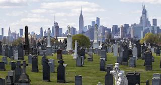 New York. Die USA haben inzwischen in absoluten Zahlen weltweit die meisten Toten durch die Corona-Epidemie zu verzeichnen - und somit Italien überholt. Das geht aus Zahlen der amerikanischen Universität Johns Hopkins hervor.